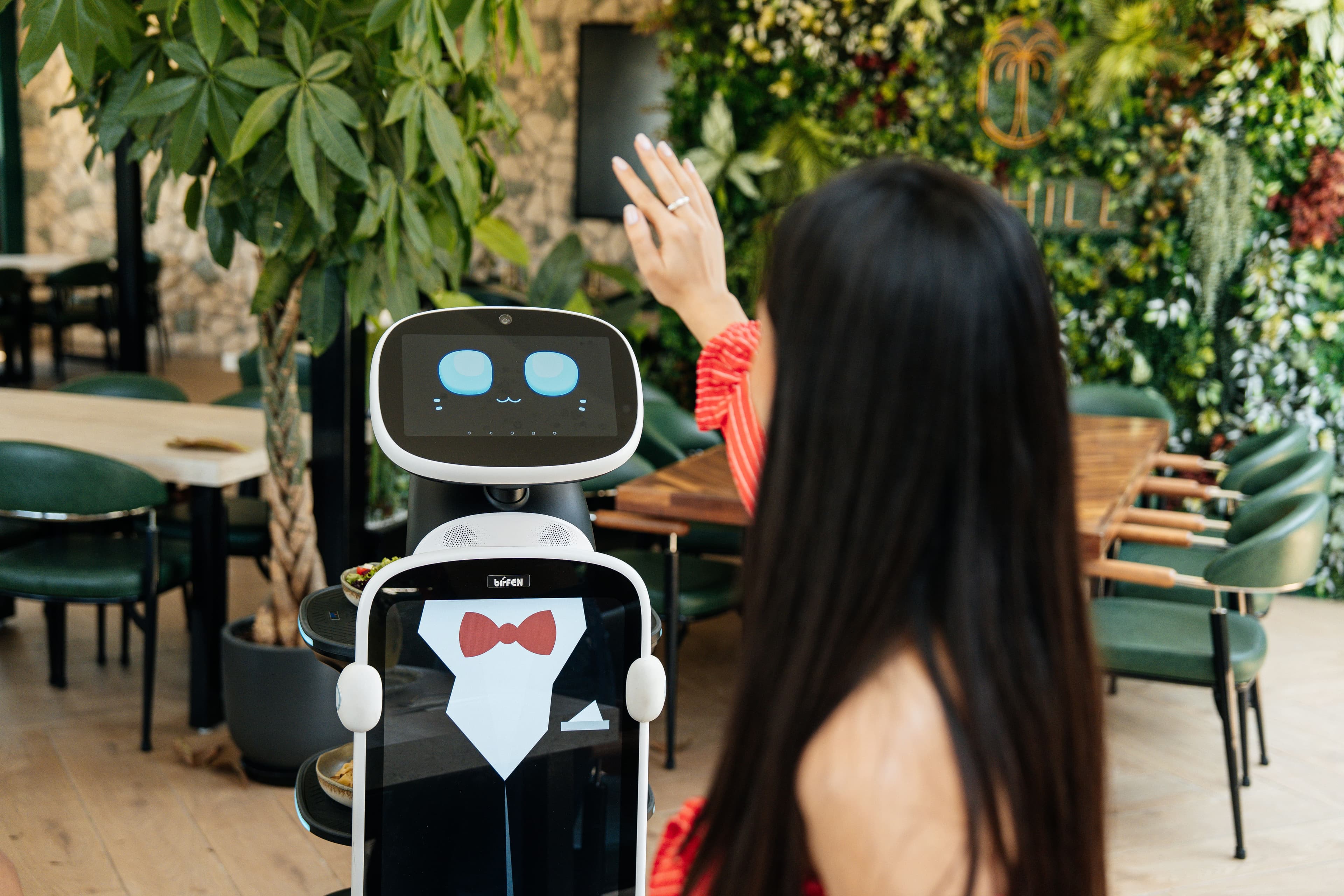 T10 — Restoran ve otelcilik için etkileşimli servis & teslimat robotu thumb 2
