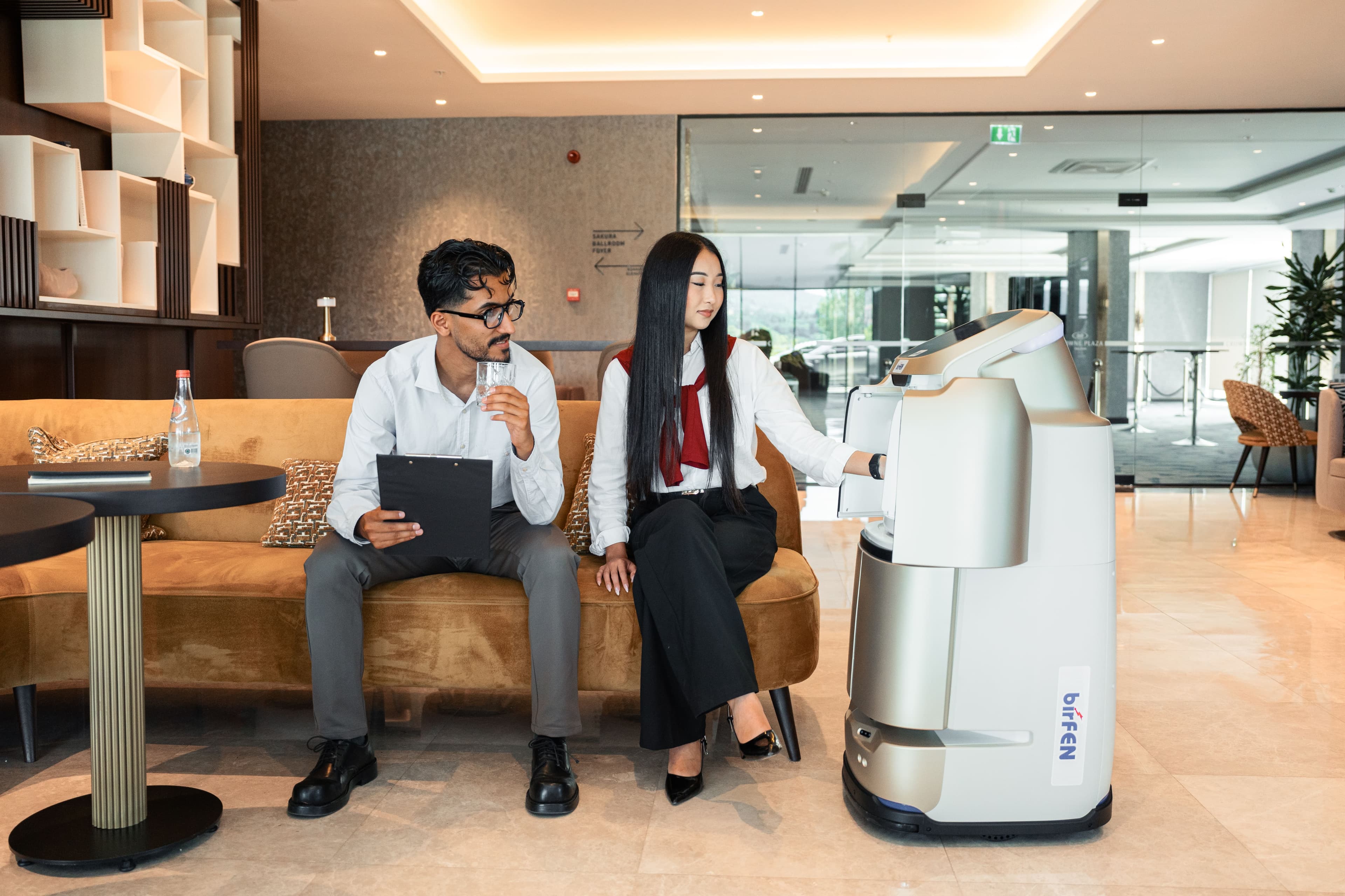 W3 — Çok katlı tesisler için asansör kullanabilen özel servis robotu thumb 2