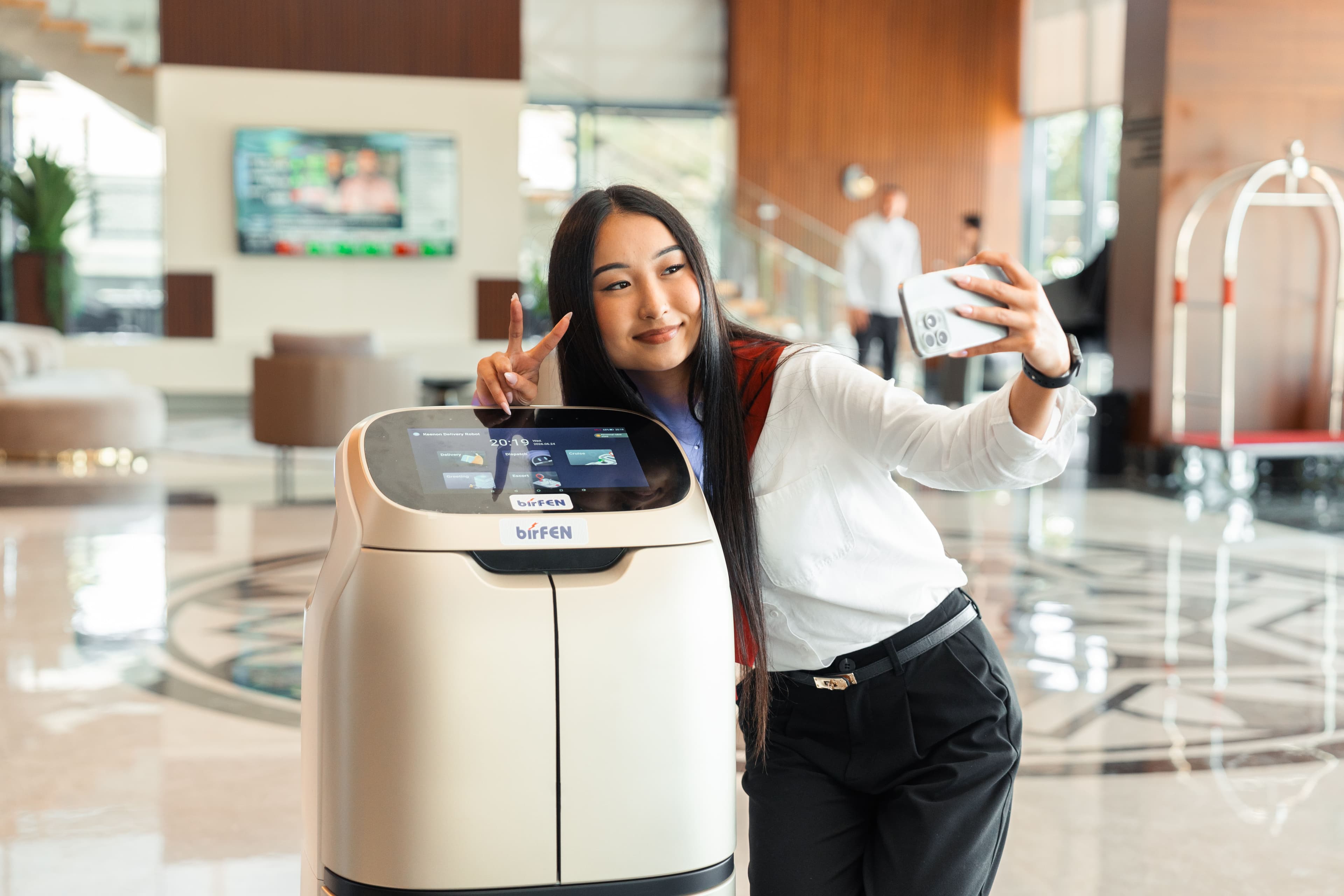 W3 — Çok katlı tesisler için asansör kullanabilen özel servis robotu thumb 3